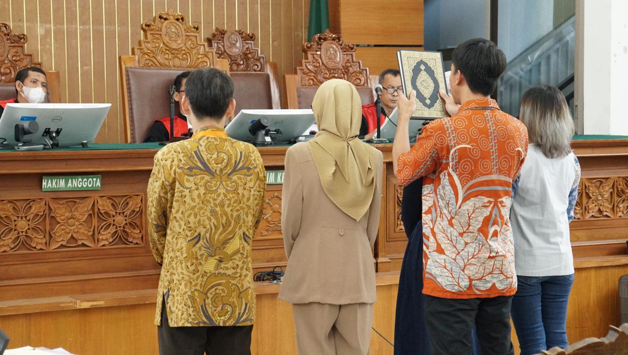 Sidang Kasus Sumpah Palsu Ike Farida: Perselisihan 12 Tahun Terungkap di Pengadilan